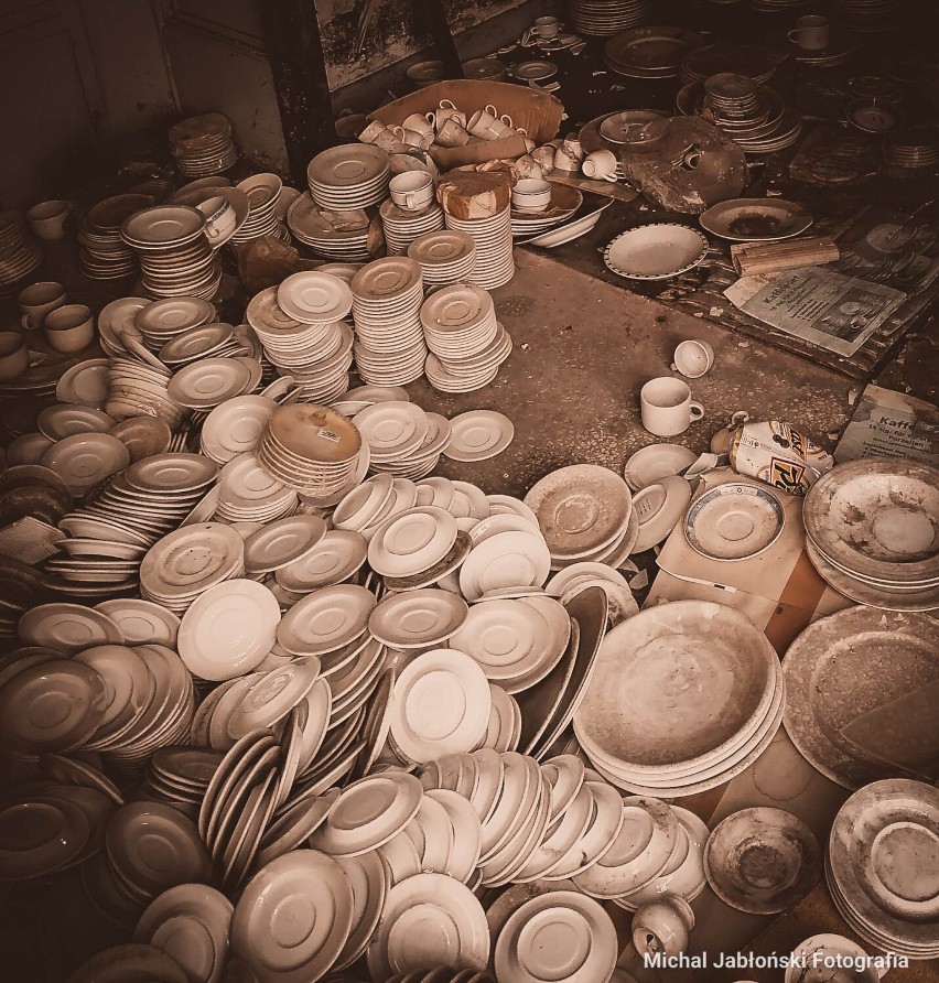 Porcelanowe talerze z fabryki Książ leżą tak już od blisko...