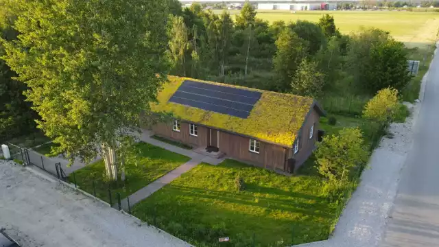 Osiedle Zielona Wieś to będzie kilka komfortowych, stylowych domów z garażami. Każdy z nich będzie otaczać zielony teren z porośniętymi drzewami.