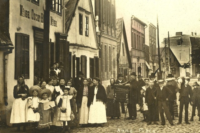 Zdjęcie wykonane na Placu Świętej Anny  około 1910 roku. Widać na nim nie tylko kataryniarza, ale i nieistniejące już budynki