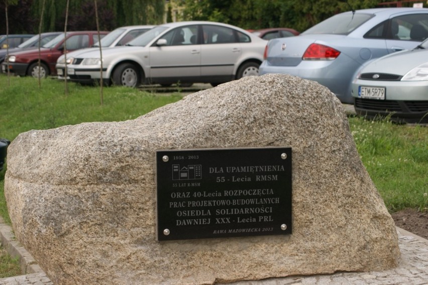 Kamień upamiętniający budowę osiedla Solidarności w Rawie
