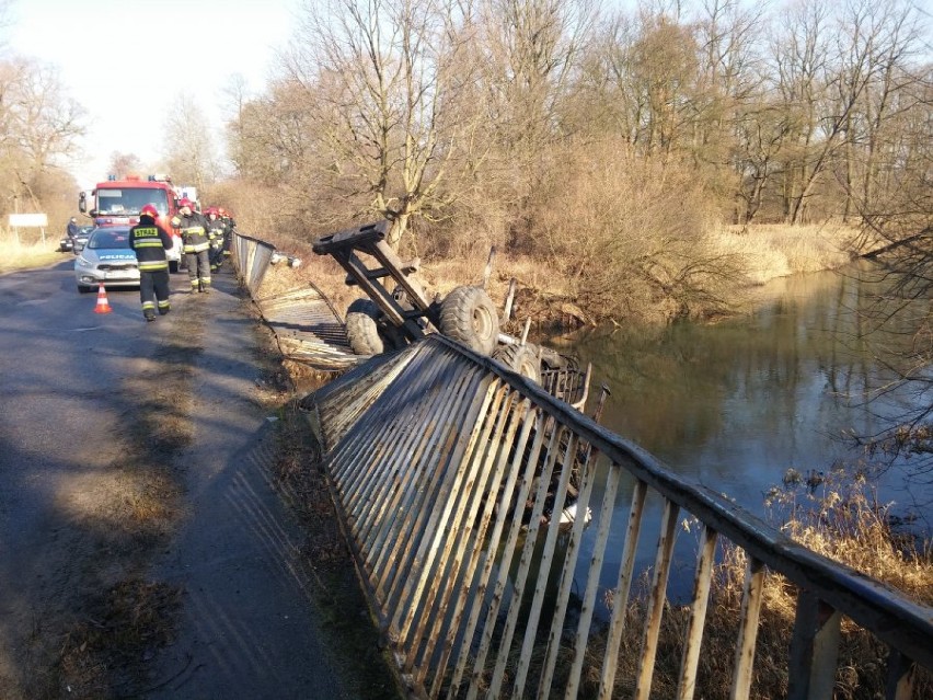 Rudziniec: Ciągnik spadł z mostu do Kłodnicy, traktorzystę uratował świadek [ZDJĘCIA]