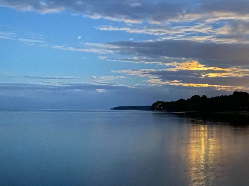 Srebrzyste obłoki nad Zatoką Pucką widziane z Pucka, z...