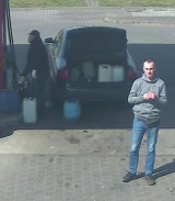 Policja poszukuje podejrzanych o kradzież paliwa na stacji w Przejazdowie. Rozpoznajesz ich? 
