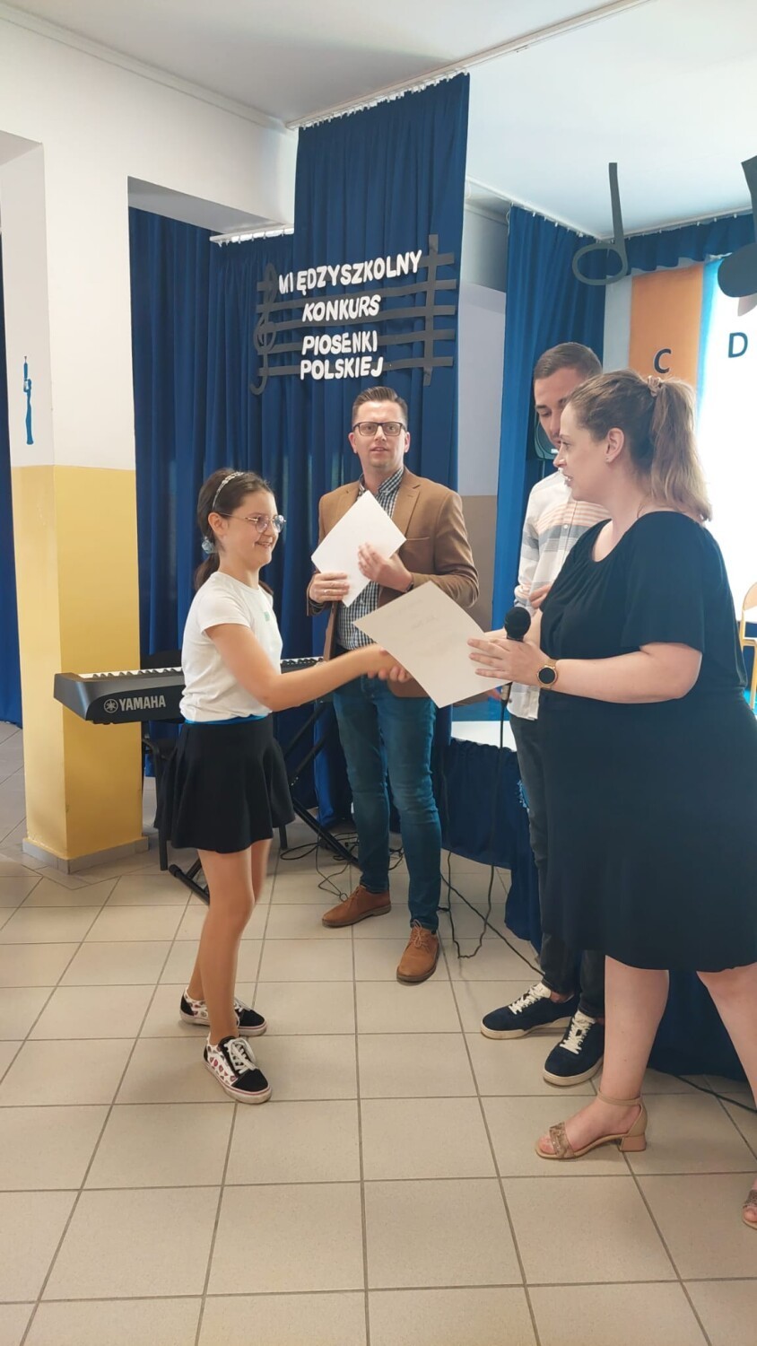 Szkoła Podstawowa w Karniszewie zorganizowała I Międzyszkolny Konkurs Piosenki Polskiej