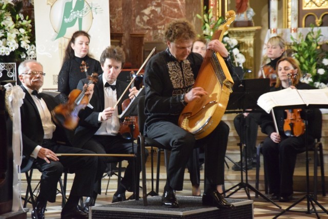 Orkiestra Kameralna "Wirtuozi Lwowa" Lwowskiej Filharmonii Narodowej im. Myrosława Skoryka. Dyrygował Serhij Burko.