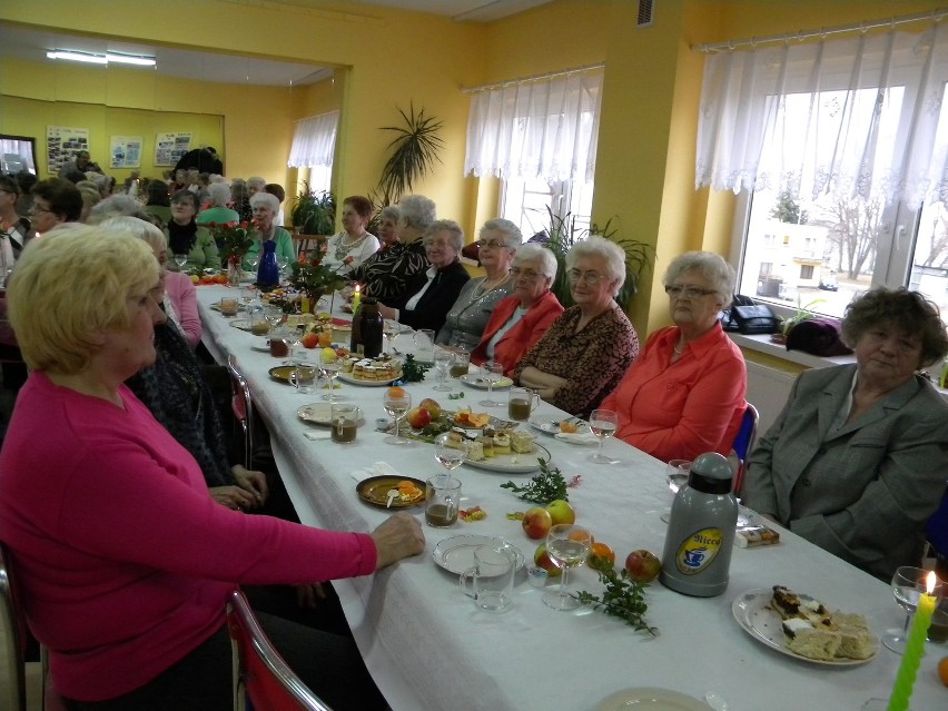 Dzień Kobiet. Panie z Pucka świętują, a panowie wcielili się w rolę kelnerów