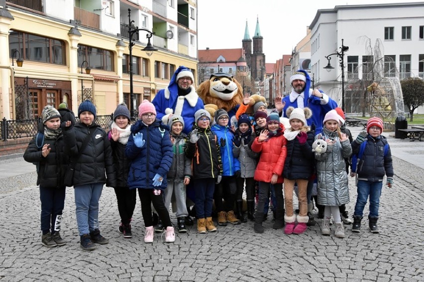 Niebiescy Mikołaje w Legnicy, pojawił się także czerwony [ZDJĘCIA]