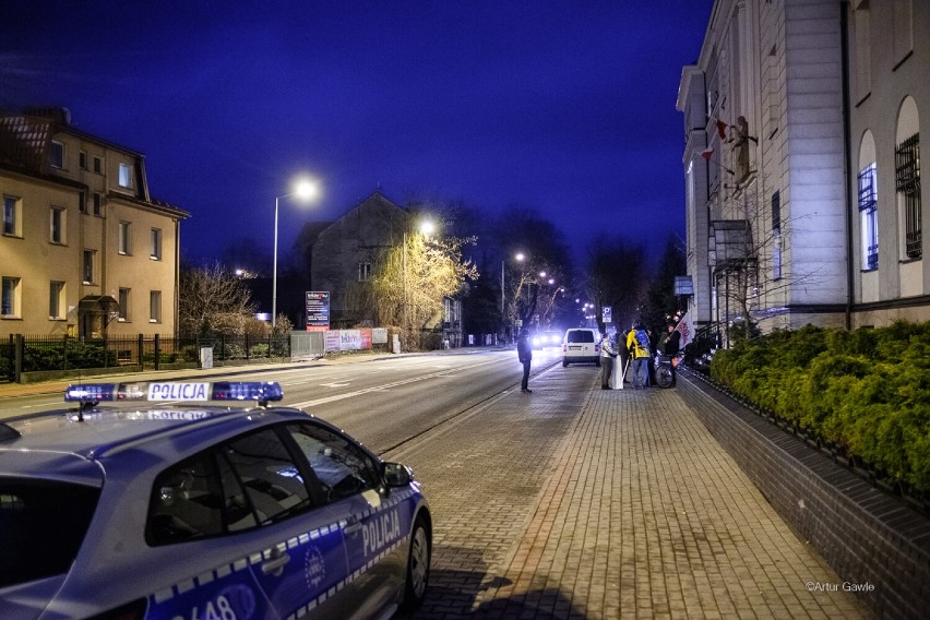 Skromna pikieta KOD przed sądem w Tarnowie pod hasłem "Wspieramy sędziów niezależnych" [ZDJĘCIA]