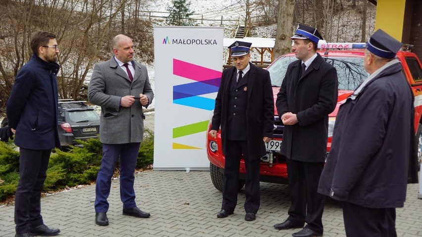 Lekki samochód dla OSP Kobielnik. Strażacy też się dołożyli. Teraz będzie łatwiej dotrzeć z pomocą [ZDJĘCIA]