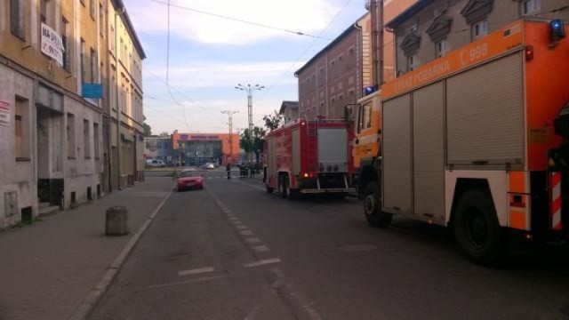 Policja i straż pożarna zablokowały dojazd do dworca.