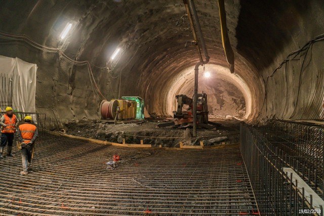 Tunel na Zakopiance nawet w zimie prezentuje się imponująco. To najbardziej skomplikowany element budowy. Z tego względu podziemne prace prowadzone są przez całą dobę.