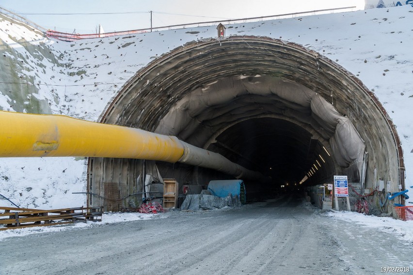 Tunel na Zakopiance nawet w zimie prezentuje się imponująco....