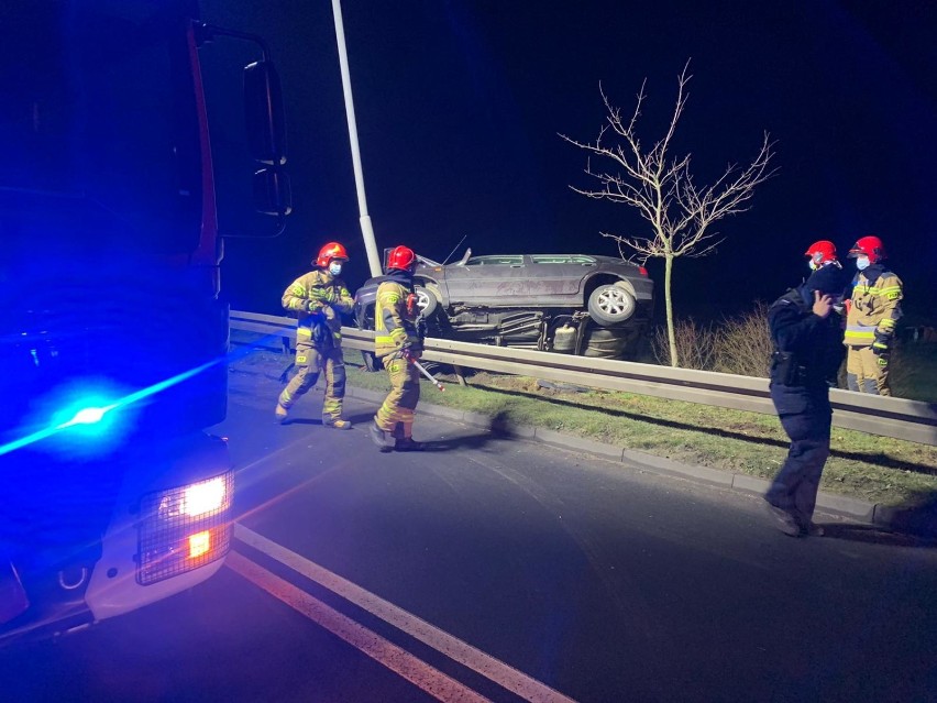 Wypadek na obwodnicy Wągrowca. Auto zatrzymało się dopiero na latarni