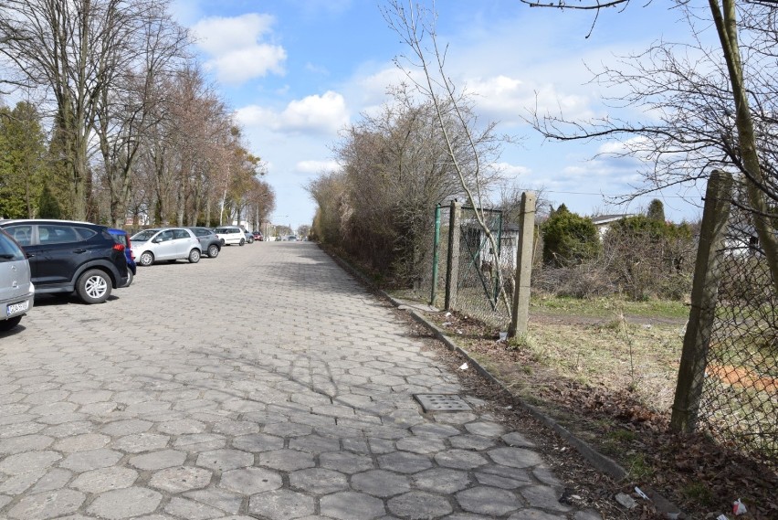 Droga i parking przy cmentarzu przy Spokojnej w Pruszczu będą szersze i bezpieczne. Ruszyły prace |ZDJĘCIA