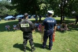Myszkowscy policjanci i strażacy odwiedzili harcerzy w Poraju