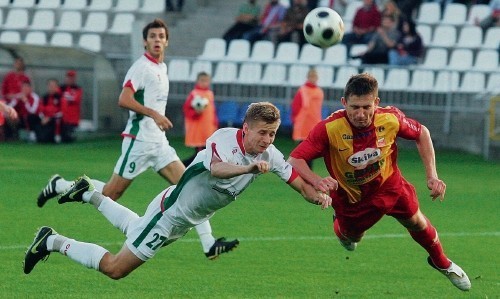 Jakub Snadny (nr 27) jeszcze przed przerwą mógł strzelić bramkę dla swojego zespołu.