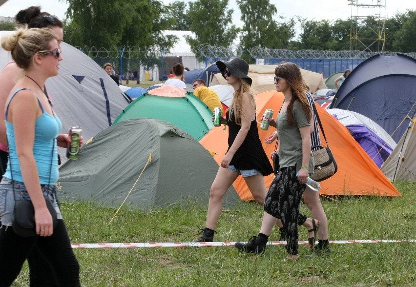 Pole namiotowe jest czynne całą dobę. Przed wejściem na...