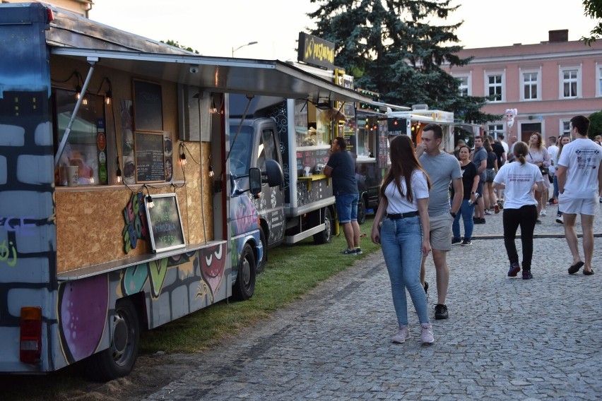 W Nowym Tomyślu rozpoczął się Festiwal Food Trucków. W piątkowy wieczór wystąpił DJ