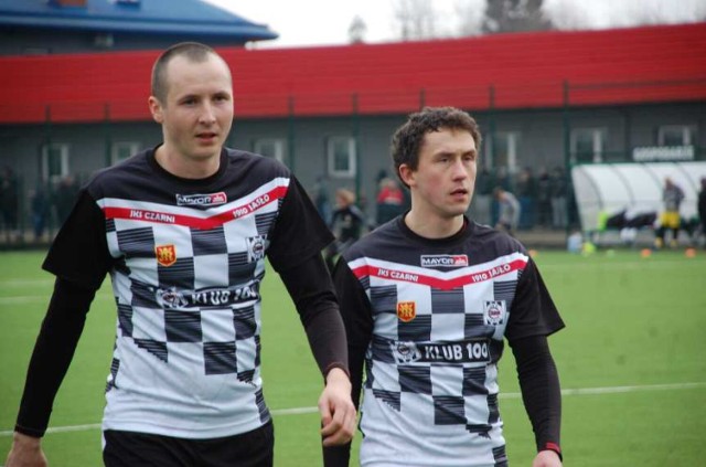 Paweł Remut (z lewej) po raz trzeci został zawodnikiem Czarnych Jasło. Obok Krzysztof Szydło