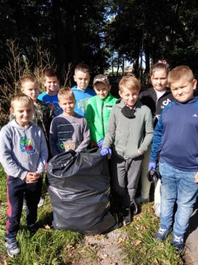 Społeczność Szkoły Podstawowej im. Noblistów Polskich w Niemicy uczestniczyła w akcji Sprzątania Świata. 27 akcja przebiegała pod hasłem „Plastik? Rezygnuję. Redukuję. Segreguję”.

W klasach odbywały się zajęcia edukacyjne z zakresu segregowania odpadów, recyklingu oraz warsztaty i zabawy z wykorzystaniem zużytych surowców. 
Uczniowie wraz z nauczycielami oraz pracownikami Nadleśnictwa Karnieszewice uporządkowali teren Niemicy, zbierając 14 worków zanieczyszczeń. 

- Dziękujemy Nadleśnictwu Karnieszewice za pomoc w zorganizowaniu akcji oraz objęcie działań patronatem - podsumowuje SP. 