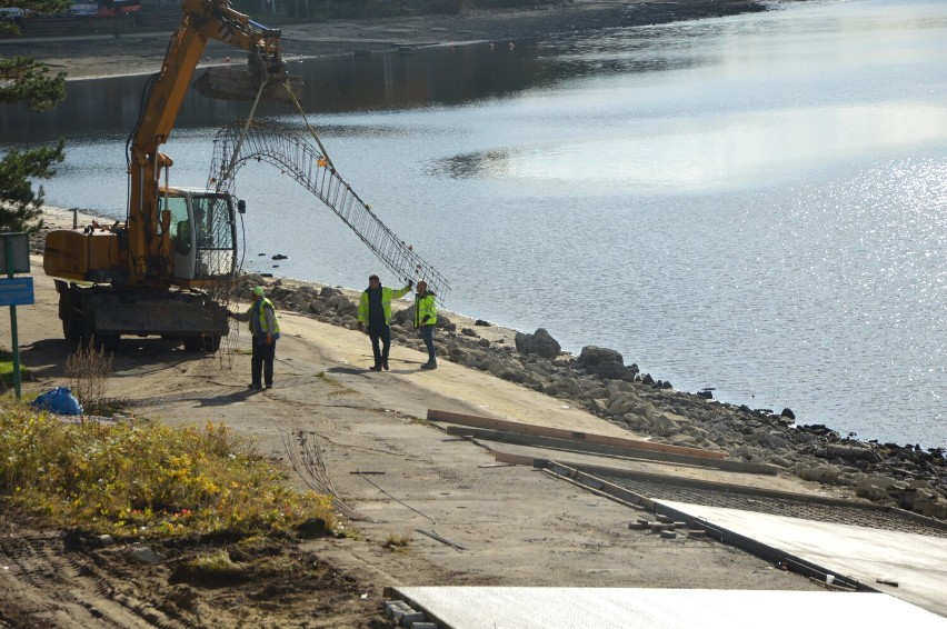 Trwa rewitalizacja terenów nad Zalewem Sulejowskim. Odsłonięte plaże, piaskowane molo i wycinki drzew. 22.10.2022