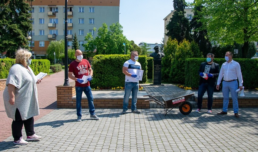 Protest w Tarnobrzegu. Wrzucili głosy "przeciwko państwu PiS" do taczki [ZDJĘCIA]