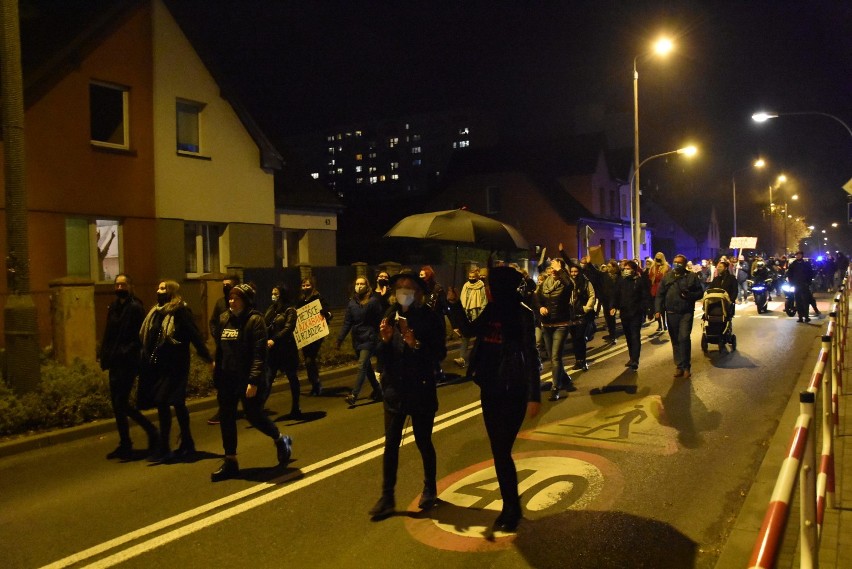 Protest kobiet aż na Nowinach. "Idziemy budzić miasto"