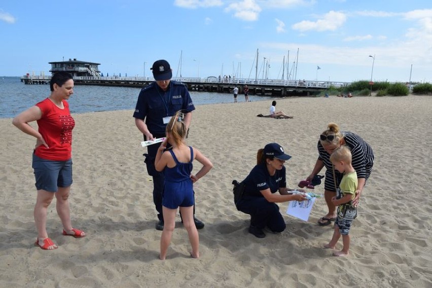 Ruszyła policyjna Wakacyjna Akcja "Plaża": pierwszy przystanek - Puck | ZDJĘCIA, NADMORSKA KRONIKA POLICYJNA