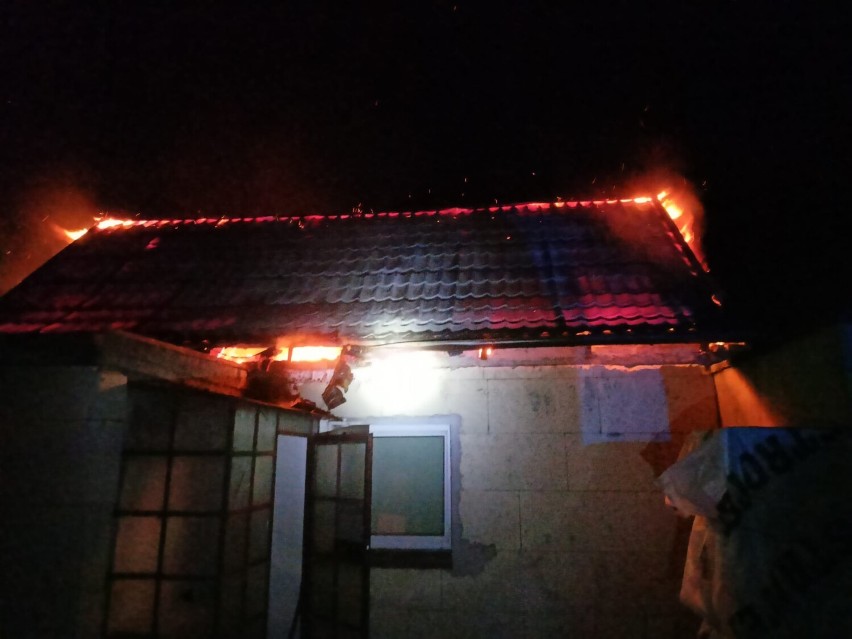 Szamotuły. Strażacy interweniowali na ulicy Długiej. Palił się dach budynku mieszkalnego oraz kotłownia