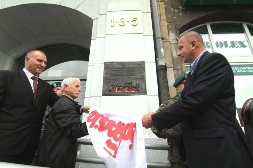 Solidarność pamięta o ludziach &quot;S&quot;. We Wrocławiu odsłonięto tablicę (ZDJĘCIA)