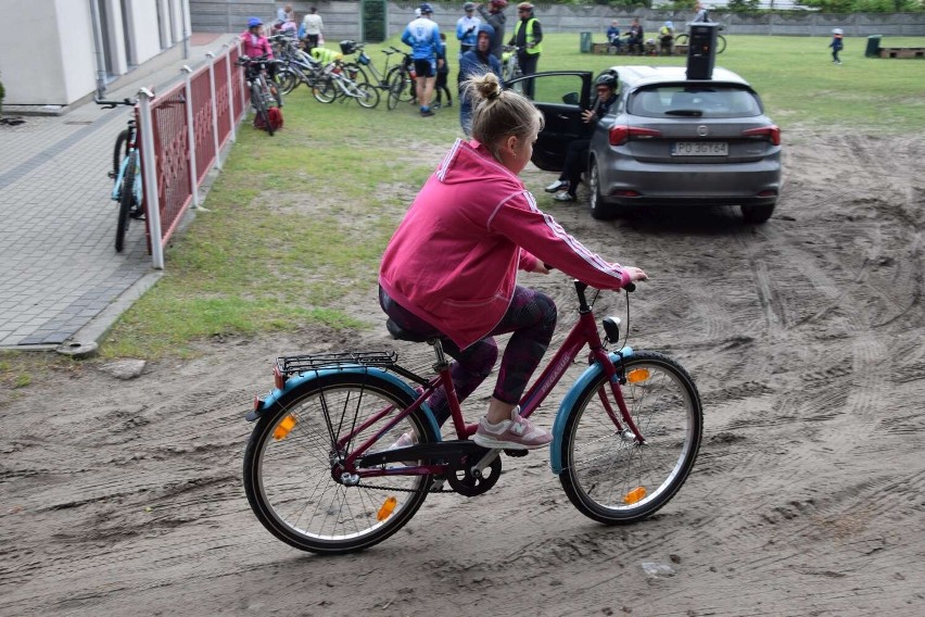 Rajd rowerowy z okazji dnia dziecka w Skokach. Na trasę wokół Jeziora Budziszewskiego wyruszyło ponad 100 rowerzystów