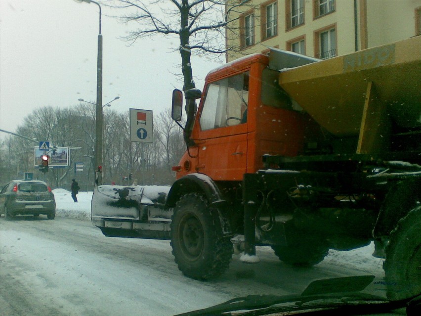 Droga biała, a plug w górze...