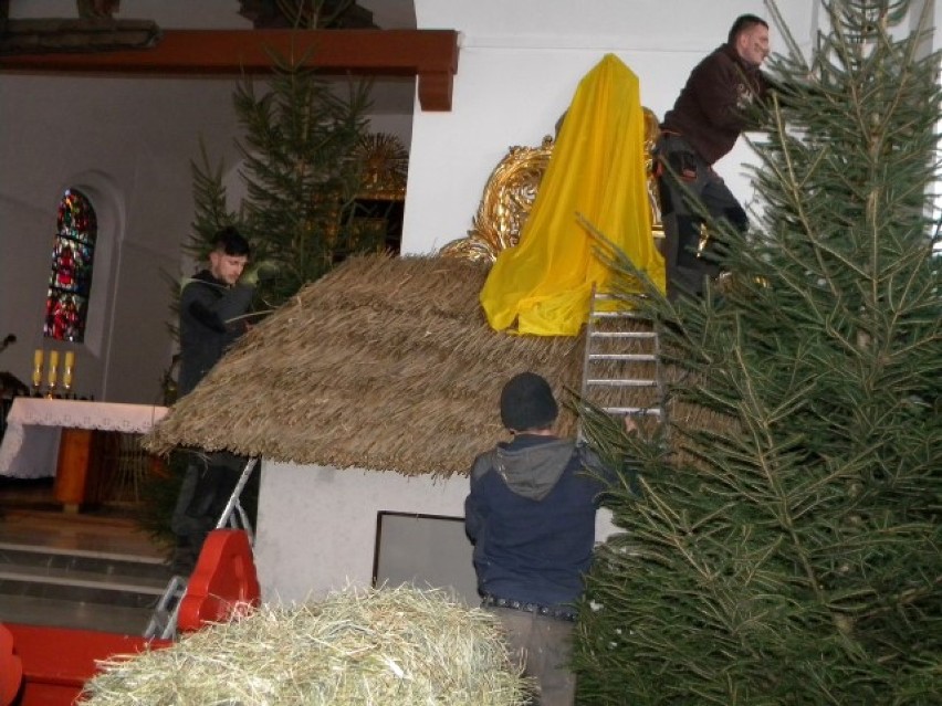Pruszcz Gd.: Trwa budowa bożonarodzeniowej szopki w kościele pw. Matki Boskiej Nieustającej Pomocy