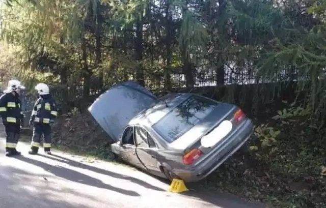 Skawinki. Kierowca po wypadku zostawił tutaj swoje BMW i uciekł