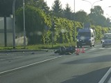 Wypadek w Rzeszowie. Na wylotówce na Łańcut motocyklista zderzył się z samochodem. 41-latek z obrażeniami [ZDJĘCIA]