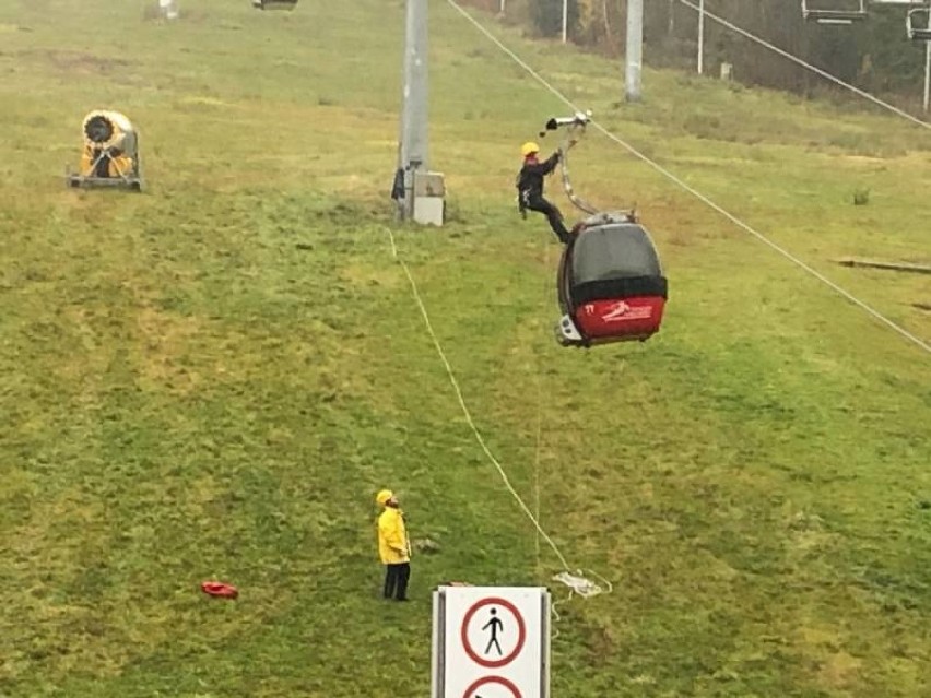 Strażacy ćwiczyli ratowanie uwięzionych w kolejce narciarzy