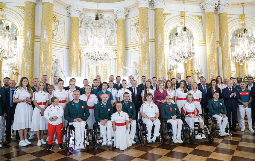 Karolina Kucharczyk ze złotą odznaką „Za zasługi dla sportu”. Medaliści olimpijscy, paraolimpijscy i ich trenerzy wyróżnieni