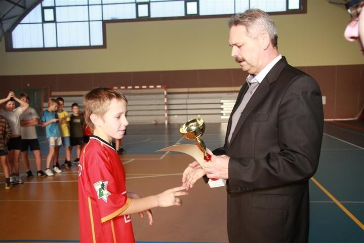 Świąteczny turniej halowej piłki nożnej w Moszczenicy