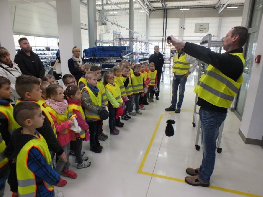 Policja pokazała dzieciom jak bezpiecznie podróżować autem [FOTO]