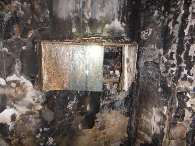 Pożar fotela na korytarzu pierwszego piętra kamienicy przy ul. Sikorskiego