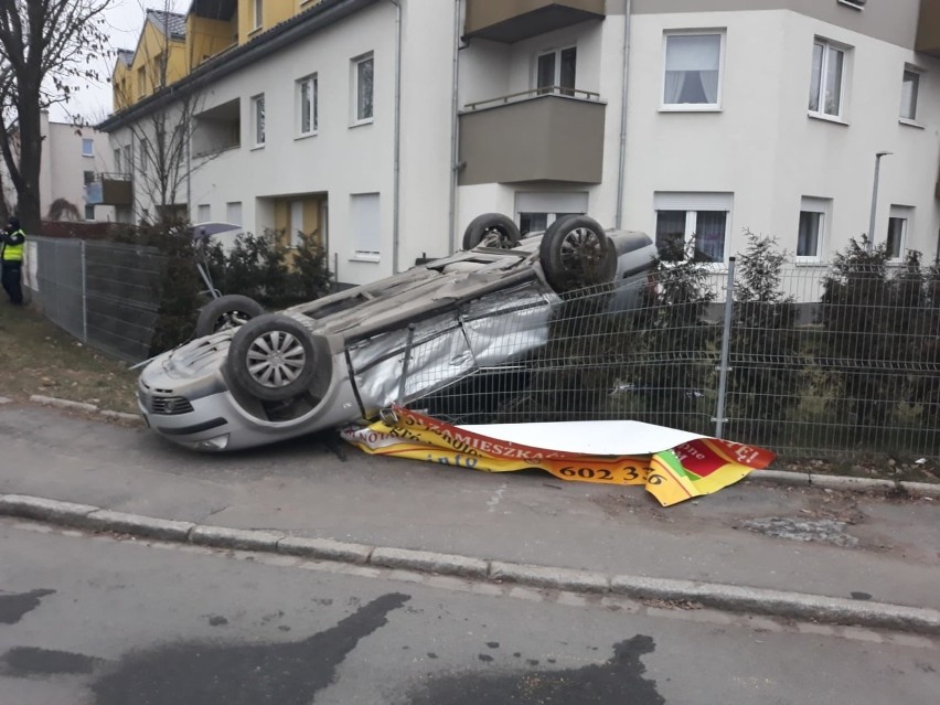 Wrocław. Groźny wypadek na ul. Swojczyckiej. Volkswagen dachował (ZDJĘCIA)