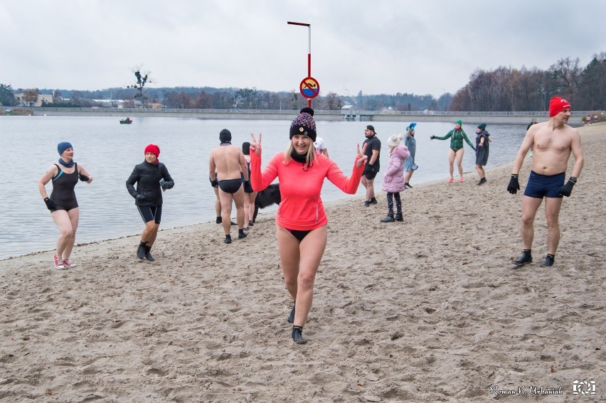 Gołuchowskie morsy w swoim żywiole. Coraz niższa temperatura, więc mają coraz większą frajdę z chłodnych kąpieli