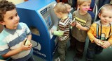 Wrocław: Bankowcy uczyli przedszkolaków obsługi bankomatu