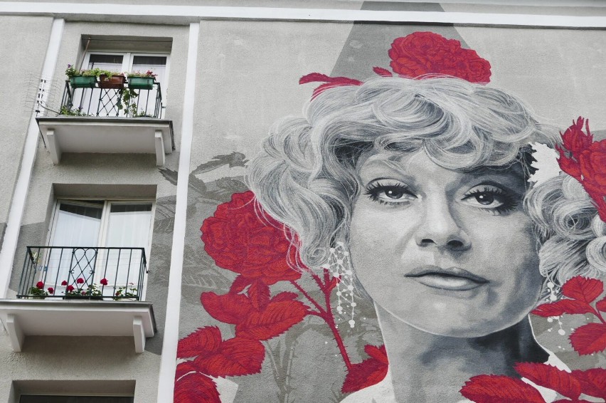 Krystyna Sienkiewicz upamiętniona muralem. Wizerunek aktorki ozdobił ścianę jednego z budynków na Bielanach