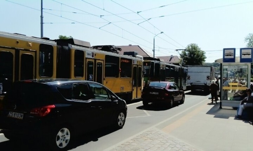 Kolizja autobusu z samochodem na Arkońskiej. Stoją tramwaje