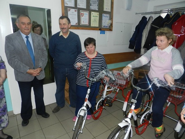 Jolanta Drzewoszewska i Monika Żulewska z WTZ w Rypinie otrzymały trójkołowe rowery przystosowane dla osób niepełnosprawnych.