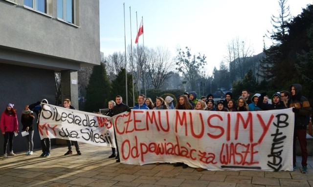 Protest uczniów i nauczycieli Zespołu Szkół Silesia w Czechowicach-Dziedzicach