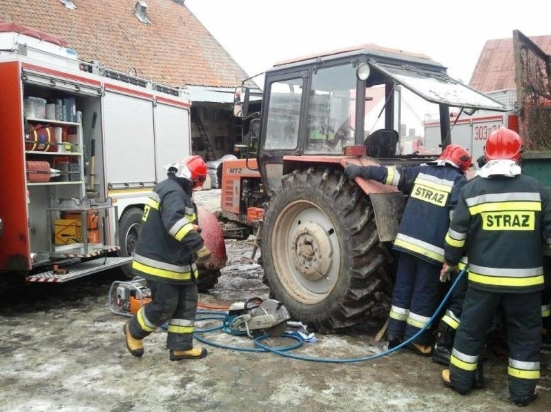 Ratownicy JRG-3 w Biskupcu oraz strażacy z OSP Kobułty...