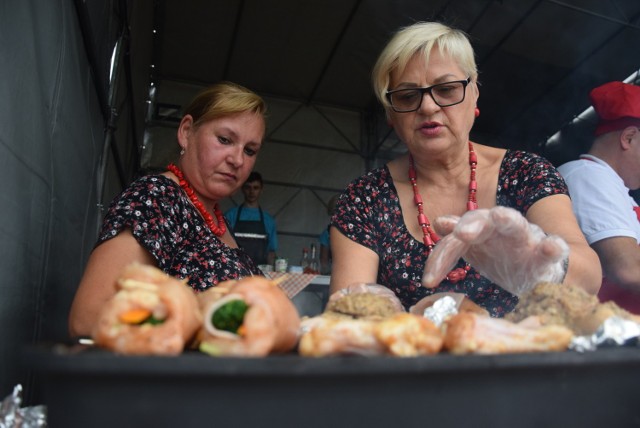 W podgorzowskim Maszewie znów roznosi się zapach pieczonego kurczaka. Nic dziwnego. Ten przysmak - z racji tego, że w gminie jest aż 2 mln sztuk drobiu! - ma tu już swoją imprezę. 

Święto Pieczonego Kurczaka odbywa się tu po raz dwunasty. Jak to już jest w zwyczaju, na Placu Kurczakowym, który jest tuż przy granicy Deszczna i Maszewa, impreza rozpoczyna się od konkursu grillowania drobiu. Popołudnie i wieczór będą świętem dla fanów muzyki. Na scenie wystąpią bowiem: Dawid Kwiatkowski (od 17.30), Loka (od 19.20), Lady Pank (od 21.00) i znana z hitu "Bailando" holenderska wokalistka Loona. Jak bawi się gmina Deszczno, zobaczcie na naszych zdjęciach. Więcej opublikujemy wieczorem.

Zobacz również: Sycący kurczak w cieście francuskim. Inspiracja na niedzielny obiad


