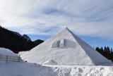 Zakopane. Śnieżny labirynt i bajkowe igloo gotowe. Obok gigantyczna piramida 